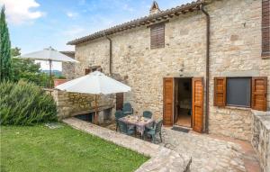 Casa de piedra con mesa y sombrilla en Antonio, en Izzalini