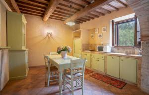 cocina con mesa y sillas en una habitación en Antonio, en Izzalini