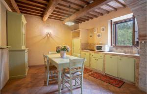 a kitchen with a table and chairs in a room at Antonio in Izzalini