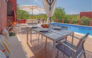 Piscina de la sau aproape de Cozy Home In Port D'alcúdia