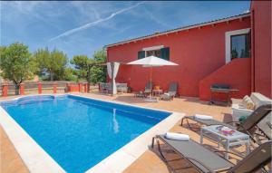Piscina de la sau aproape de Cozy Home In Port D'alcúdia