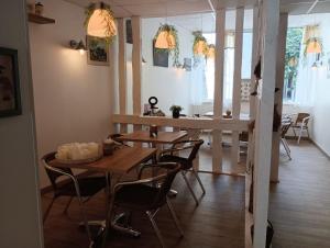 comedor con mesas y sillas de madera en La maison père camembert, en Honfleur