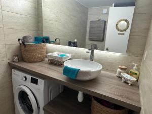 Fotografia z galérie ubytovania Duplex meublé avec terrasse dans résidence avec piscine v destinácii Cap d'Agde