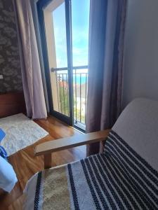 セイシャルにあるCasa da Portadaのベッドルーム1室(ベッド1台付)、窓、バルコニーが備わります。