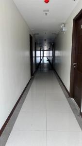 un couloir vide d'un immeuble de bureaux avec un long couloir dans l'établissement Jannah’pad, à Manille