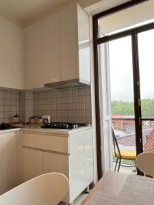 een keuken met een fornuis top oven naast een raam bij Izo's Home in Koetaisi