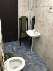 ein Bad mit einem WC und einem Waschbecken in der Unterkunft La Nona in Puerto Iguazú