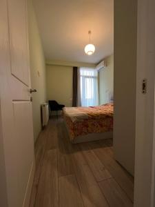 Habitación de hotel con cama y ventana en Izo's Home en Kutaisi