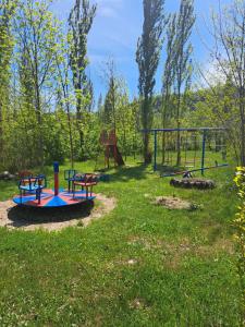 un parque con parque infantil con toboganes y columpios en Sahil Baği, en Qusar