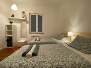 two beds in a room with two beds sidx sidx sidx at O Cerrulo Apartamento céntrico Pontedeume in Puentedeume