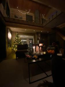een woonkamer met een kerstboom en een bank bij Roalden Mountain Lodge in Stranda