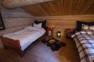 um quarto com uma cama num chalé de madeira em Roalden Mountain Lodge em Stranda