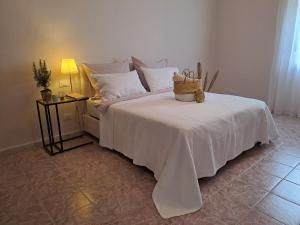 马里内拉SoulFlow Sicilia - Seaside Holiday Homes的卧室配有一张白色的床,上面有篮子