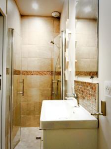La salle de bains est pourvue d'un lavabo et d'une douche. dans l'établissement Maison Puchouaou Chambres d'Hôtes sur le chemin de Saint jacques de Compostelle, à Montesquiou