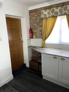 een keuken met een aanrecht en een raam bij 31 Elwyn Snug in March