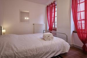 una camera da letto con un letto e asciugamani di Bel Appartement T3 a Carcassonne