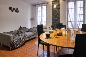 un soggiorno con tavolo e divano di Bel Appartement T3 a Carcassonne