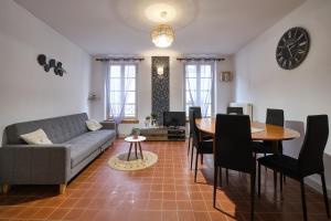 un soggiorno con divano e tavolo di Bel Appartement T3 a Carcassonne