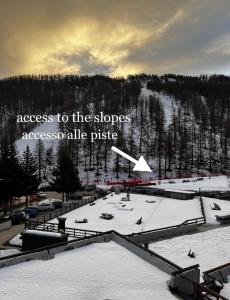 vue aérienne d'une piste de ski enneigée dans l'établissement Turris Ski House, à Borgata Sestriere