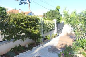 a garden with a fence and some plants at B&B Bessy 10 in Antibes