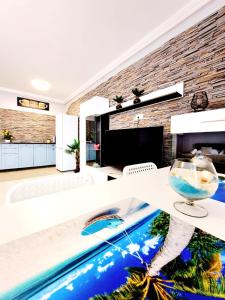 un soggiorno con piscina e acquario di Jolie Studios & Apartments a Eforie Nord