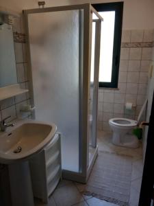 bagno con doccia, lavandino e servizi igienici di Villa Belvedere a Villarios
