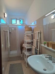 马里内拉SoulFlow Sicilia - Seaside Holiday Homes的带水槽、马桶和淋浴的浴室 更多37张照片