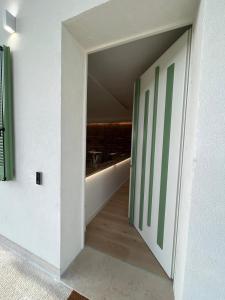 un couloir vide avec des peintures vertes sur le mur dans l'établissement I-relais b&b, à Montefalcone del Sannio