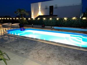 Bazén v ubytování Sunluxvilla ,Heated Pool, IR Sauna nebo v jeho okolí