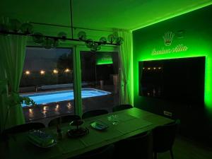 Bazén v ubytování Sunluxvilla ,Heated Pool, IR Sauna nebo v jeho okolí