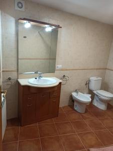 y baño con lavabo y aseo. en Apartamento rural Ca La Rumbeta en La Fresneda, en La Fresneda