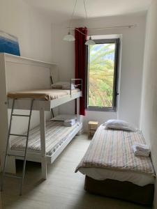Postel nebo postele na pokoji v ubytování Hôtel Colombo- Porto Corse
