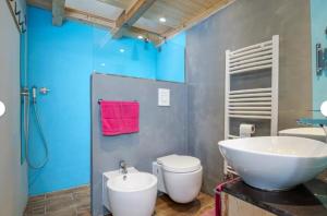 a bathroom with a white sink and a toilet at B&B Diec10 in Murta Maria