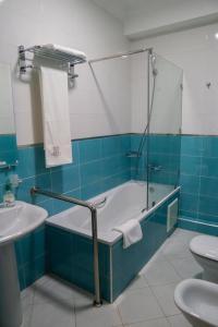 ein Badezimmer mit einer Badewanne, einem Waschbecken und einem WC in der Unterkunft Résidence hôtelière & Resort - Moroccan Floors in Tangier