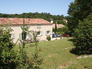 une maison avec une cour et une voiture garée à côté dans l'établissement Belle Villa provençale avec piscine à Brignoles, à Brignoles