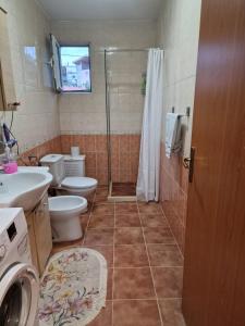 巴爾的住宿－Family apartment-DiLorena，带淋浴、卫生间和盥洗盆的浴室