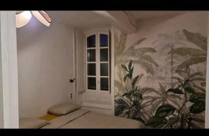 雷恩的住宿－MAIRIE -APPT 75M2 -3 CHBRES Séparées，墙上挂有植物壁画的房间