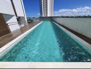 a swimming pool on the roof of a building at BHF》1107•Conforto e tranquilidade. Flat beira mar! in Recife
