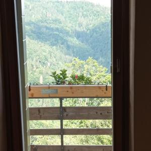 uma janela com vista para uma montanha em La Casa di Anna nel Parco delle Dolomiti Croce D'Aune em Pedavena