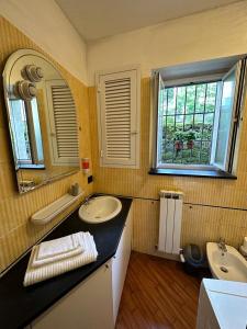 bagno con 2 lavandini e specchio di Bilocale Voltri Mare 4 posti a Genova