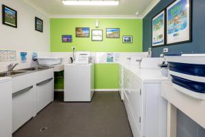 un laboratorio dental con armarios blancos y paredes verdes en BIG4 Hobart Airport Tourist Park en Cambridge