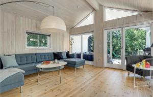 SnogebækにあるAwesome Home In Nex With Saunaのリビングルーム(青いソファ、テーブル付)
