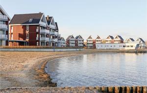 una fila di case su una spiaggia vicino a un corpo d'acqua di Cozy Apartment In Rechlin With Sauna a Rechlin