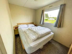 Postel nebo postele na pokoji v ubytování Superb 6 Berth Caravan At Breydon Water Nearby Great Yarmouth Ref 10084b