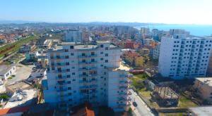 uma vista aérea de uma cidade com edifícios em Durres Luxury Beach Apartment em Durrës