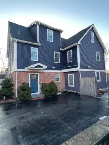 een groot blauw huis met een parkeerplaats bij 555- Newly huge entire apartment in Quincy