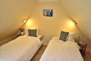 two beds in a small room with two pillows at Am Hof 4 in Staberdorf
