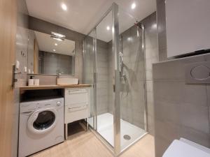 bagno con lavatrice e doccia di Studio Les Gets, 1 pièce, 2 personnes - FR-1-598-109 a Les Gets