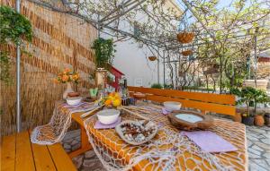 einen Tisch mit Essen in einem Gewächshaus in der Unterkunft Lovely Apartment In Kosljun With Wifi in Košljun