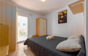 Un pat sau paturi într-o cameră la Lovely Apartment In Kosljun With Wifi